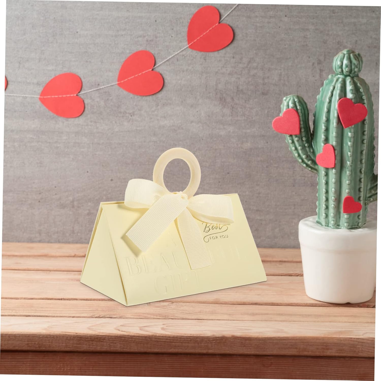 Ipetboom 20pcs Triangle Candy Boxes for Valentines Day and Weddings